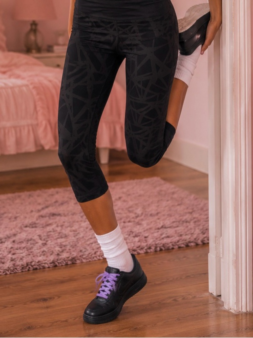 Old Navy Active Women's Black Geometric Capri Leggings - Size M